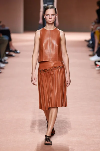 Look 18